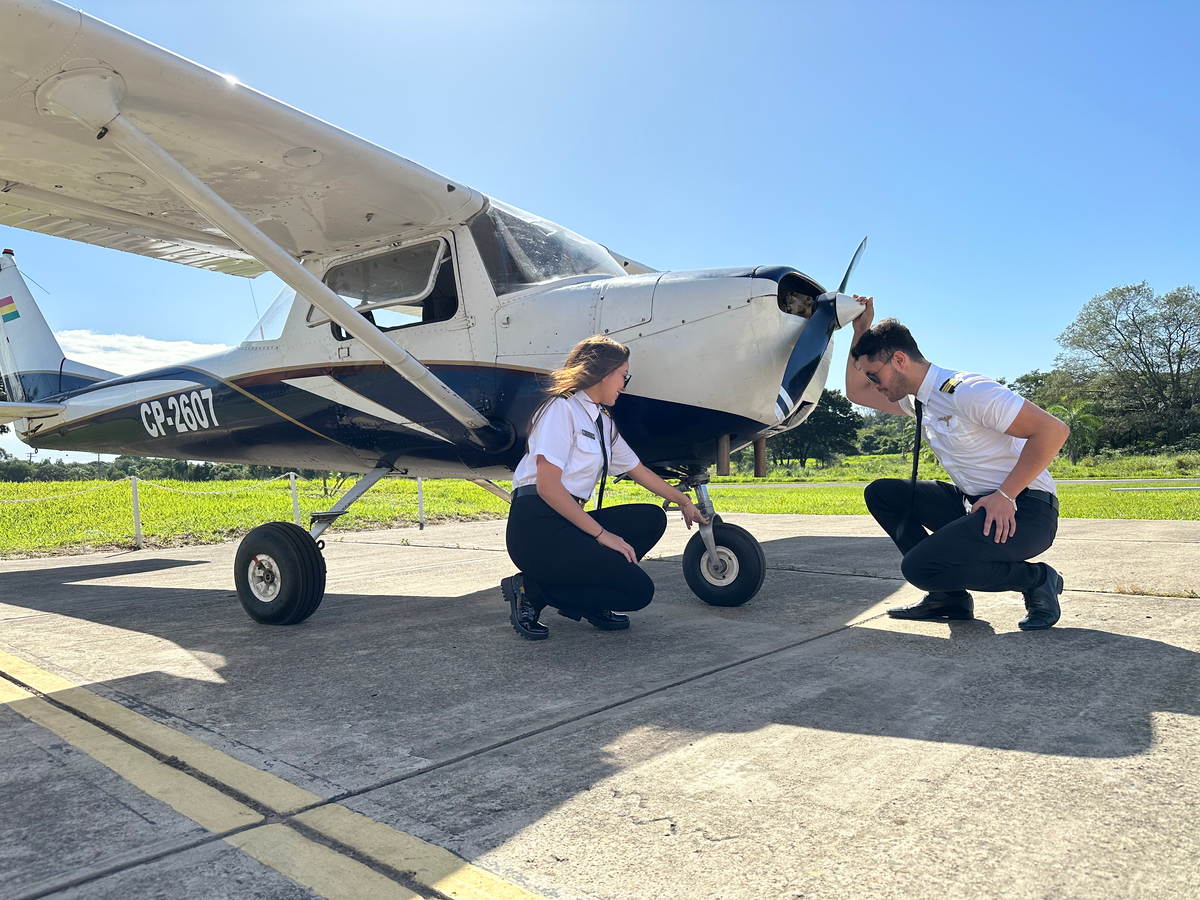 instructor y alumno piloto realizando 360
