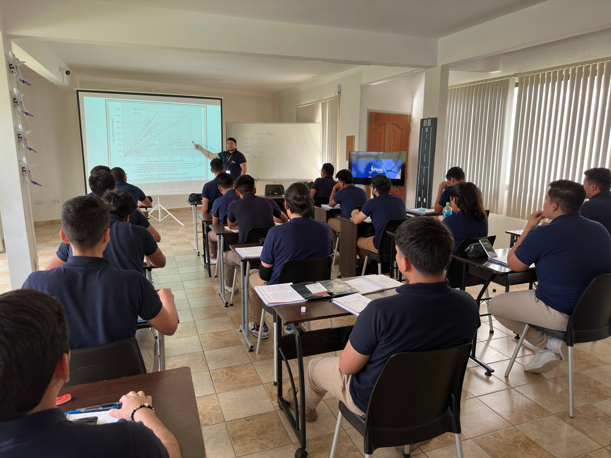 pilotos estudiantes en clase en el aula