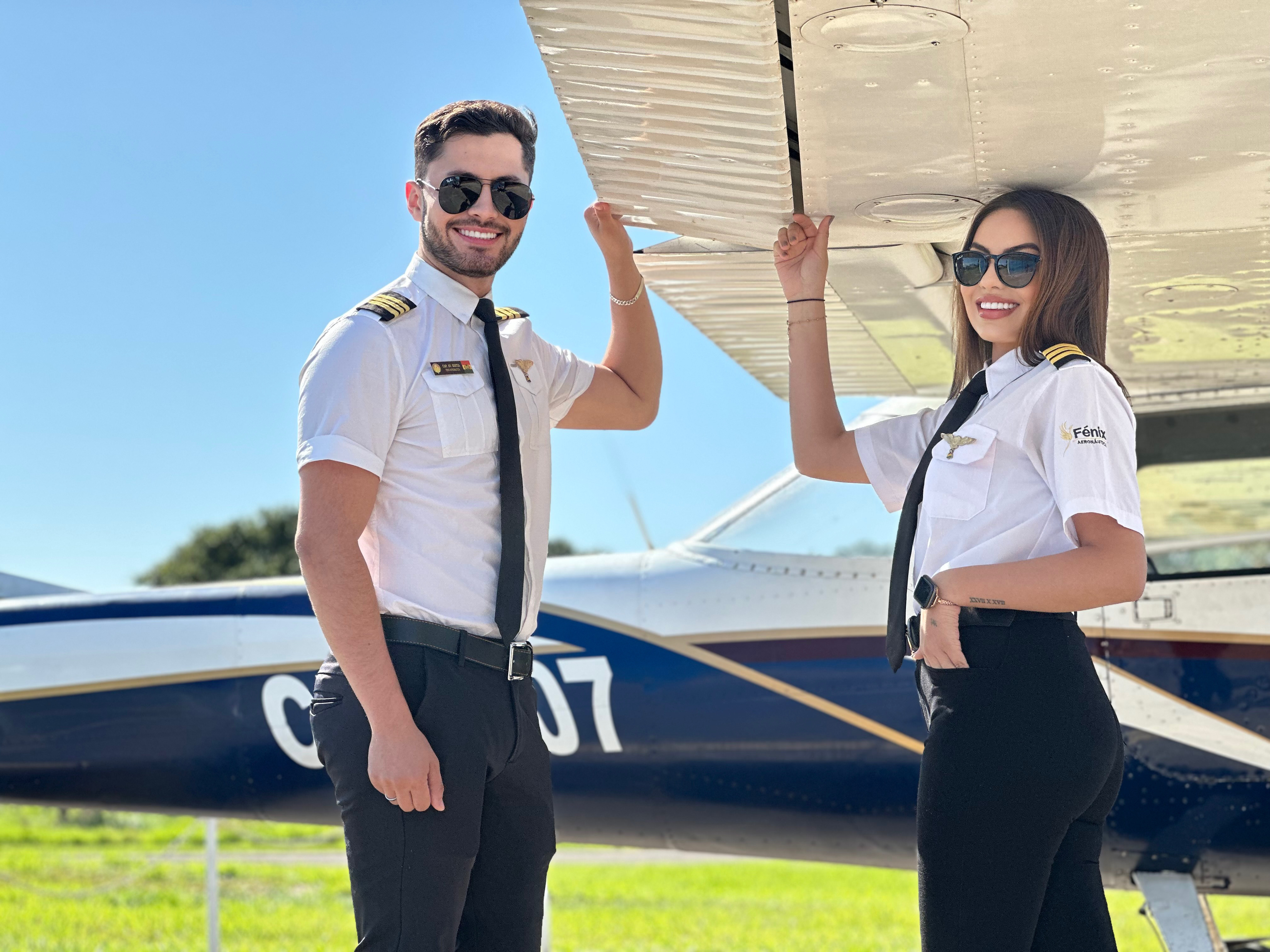 Estudiantes de Fénix junto a una aeronave de entrenamiento